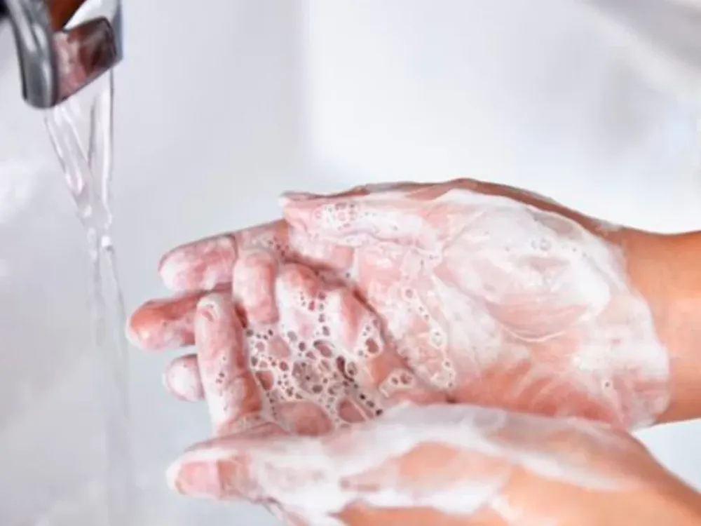 Descubren que el coronavirus permanece activo en la piel durante 9 horas