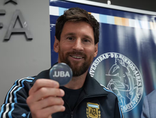 Lionel Messi recibió la medalla y el diploma del Doctor Honoris Causa de la UBA antes de su último partido con la Selección.