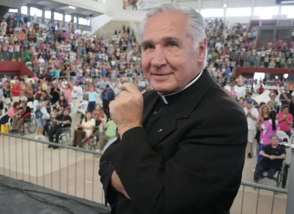 El Padre Darío Betancourt, internado por coronavirus: piden cadenas de oración