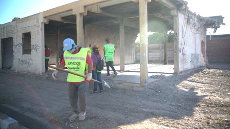 La Municipalidad de Rivadavia construirá un SUM y un espacio para juegos en el Barrio Aramburu para reemplazar los antiguos locales comerciales que están en ruina.