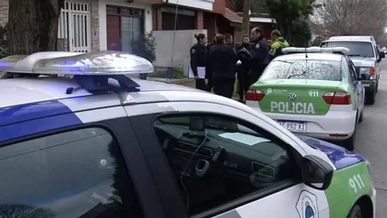 Le dijeron que repartían alcohol en gel y entraron a robarle