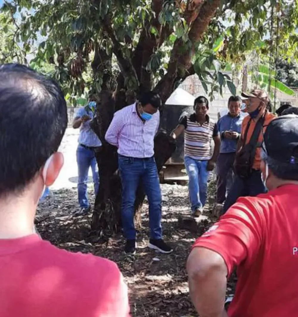 Vecinos ataron a un árbol y golpearon a un intendente: “No cumple sus promesas”