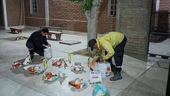 Bomberos voluntarios ayudando a organizar las donaciones.