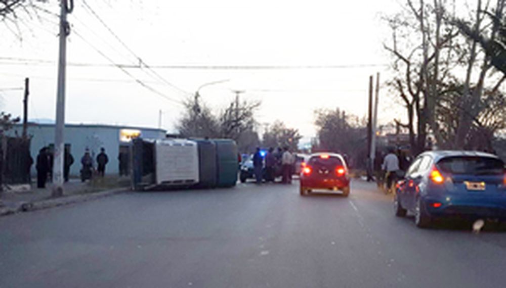 Espectacular choque dejó a una camioneta volcada