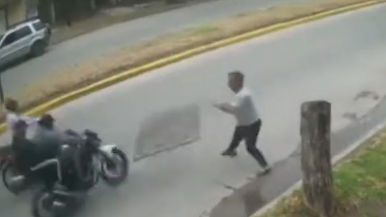 [VÍDEO] Un comerciante evitó un robo al tirarle una reja a dos ladrones y lastimó a un delivery