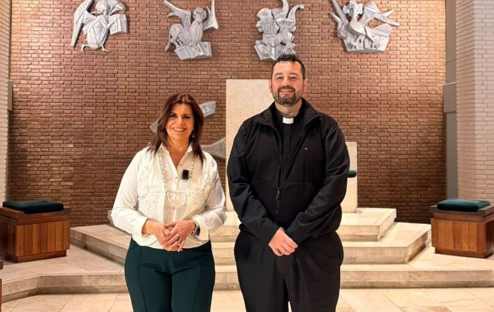 Laura Carbonari junto al padre Andrés Rivero en la Catedral de San Juan.