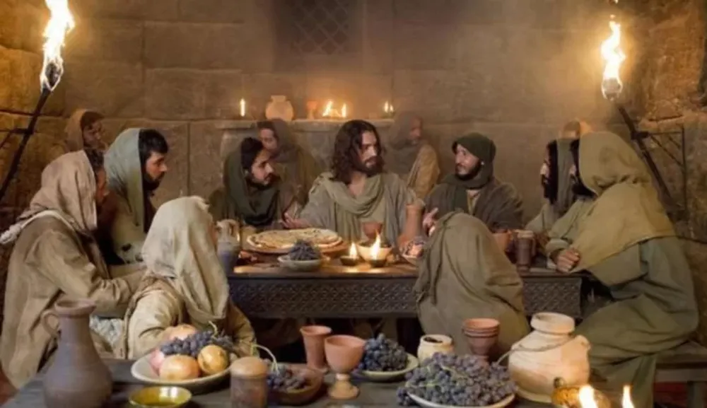 JESÚS HABÍA VENIDO PARA AMAR y este amor se hace más intenso frente al poder de este mundo y al poder del mal. 