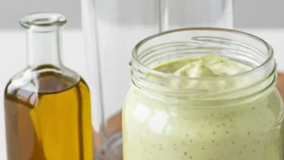 Receta de mayonesa saludable con huevo cocido y palta.