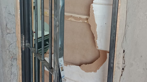 Le rompieron la puerta de rejas en el último robo.