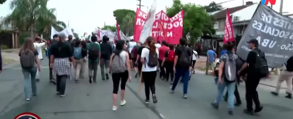 Empleados de Fate cortaron la Panamericana en CABA en reclamo por los despidos