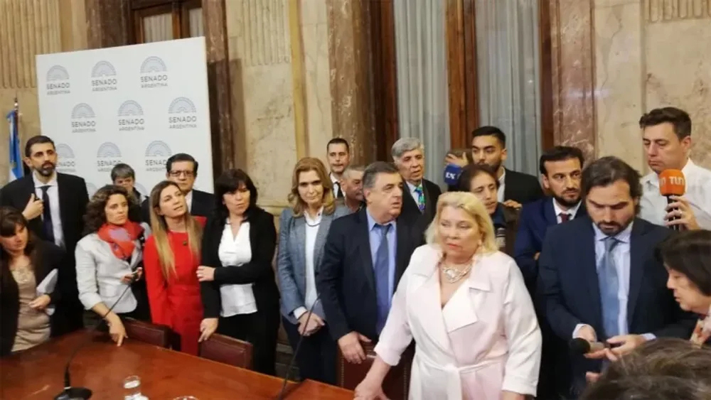 La oposición no dio quórum y Elisa Carrió no pudo asumir en una bicameral