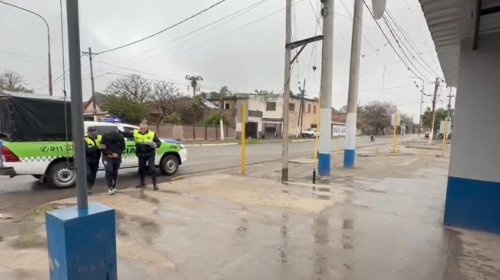 Tiene 17 años y está acusado de rociar con alcohol y prender fuego a su expareja en Tucumán: quedó detenido.