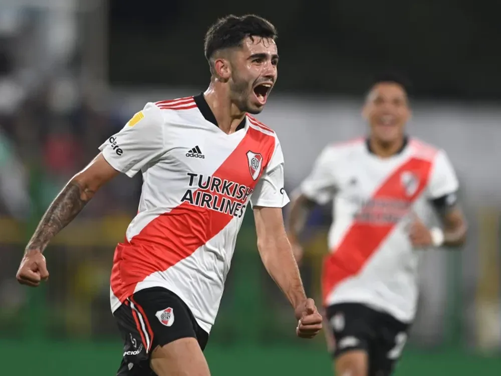 En un partido electrizante, River venció 2 a 1 a Defensa y sigue de cerca a Racing