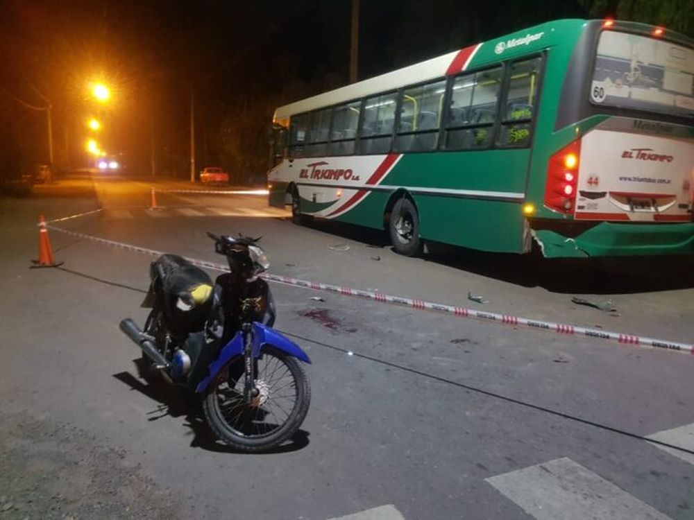 Un colectivo se detuvo en la parada, una moto no frenó y se lo “tragó”: dos personas heridas