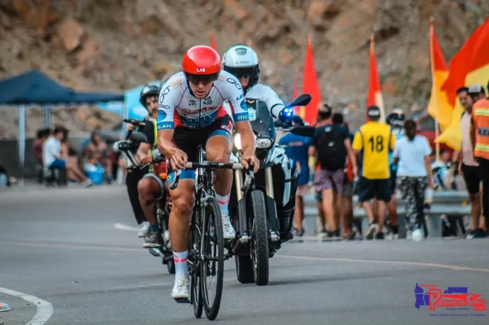 Emiliano Contreras se impuso en la primera meta sprint