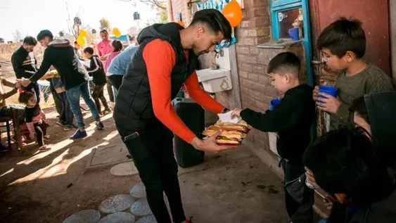Un sábado de fútbol, fotos con estrellas y choripanes en el merendero ‘Rayitos de Sol’