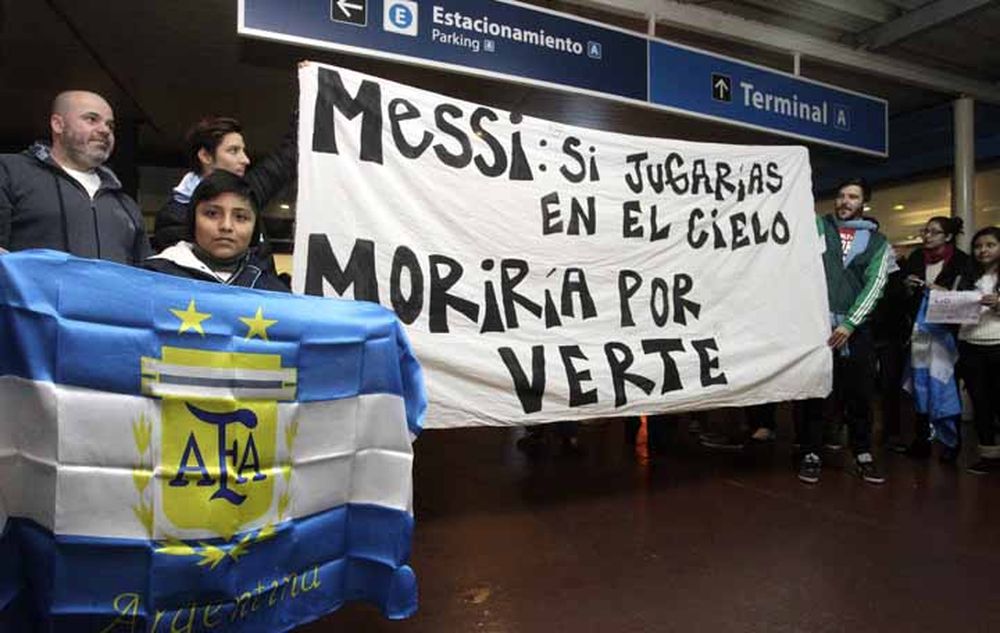 Los hinchas recibieron a la Selección y pidieron por la continuidad de Messi