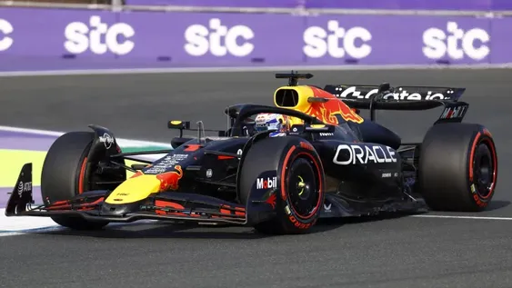 EL TRICAMPEÓN  MUNDIAL pelea solo contra los McLaren. Logró el mejor tiempo y hoy largará en primera fila con el australiano Oscar Piastri.