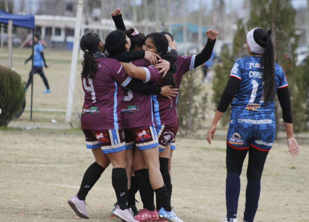 ABRAZO DEL GOL. Las chicas de Aston Birra se abrazan tras un gol. Son las últimas campeonas.