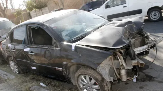 Murió estrellado en un árbol cuando iba con una amiga a buscar una nena