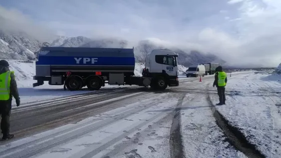 Un camión con combustible despistó por el hielo acumulado en la ruta