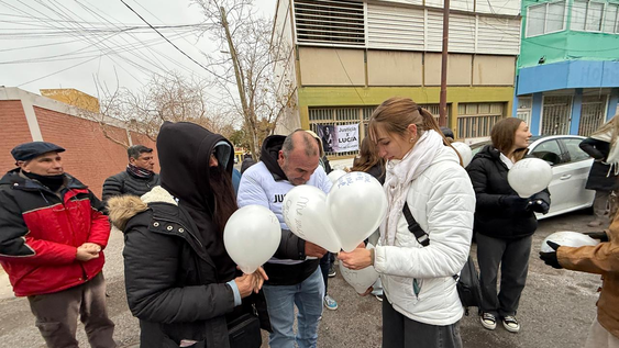 caso lucia rubino: en la previa de conocer la sentencia, la familia de la adolescente realizo una emotiva suelta de globos