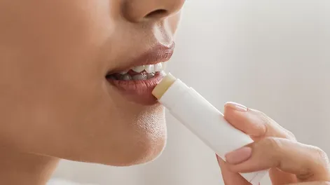 ANMAT prohibió unos bálsamos labiales: las marcas señaladas