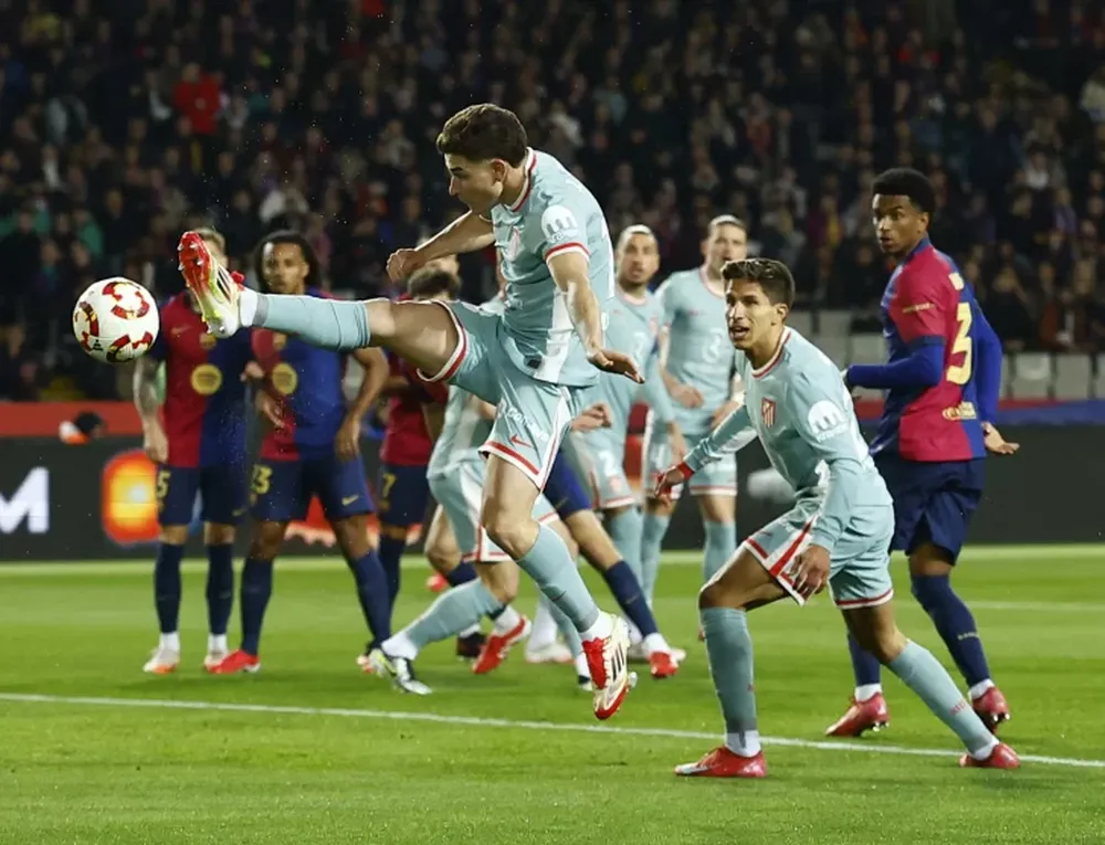 PRIMERO. Alvarez abrió la cuenta en Montjuic. Después se desató un festival de goles para terminar 4-4 entre Barcelona y Atlético Madrid.