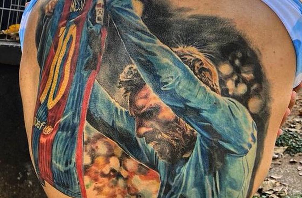 Messi cumplió y le firmó el tatuaje al hincha brasileño en la Copa América