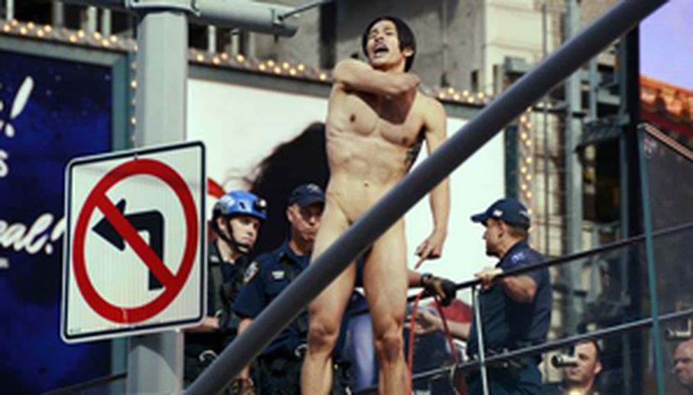 Un modelo casi se mata por protestar contra Donald Trump