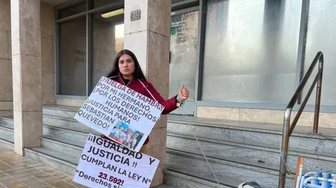 La hermana de un detenido por trata se encadenó en el Juzgado Federal: “Pedimos igualdad”