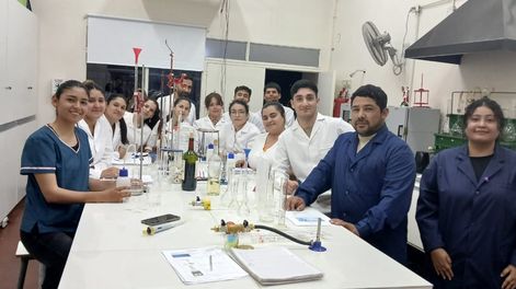 Alumnos y docentes del instituto, durante una práctica de laboratorio en la sede de la Escuela Fontana. La institución, que este año cumple tres décadas, prepara para 2027 su mayor reforma académica.