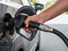 los mecanicos coinciden: llenar el tanque de nafta al maximo puede danar una pieza clave del auto
