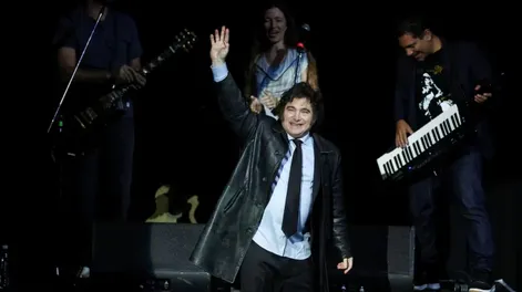 El año pasado, Javier Milei cantó solo un tema de La Renga, ahora quieren convencerlo que cante más de una canción.