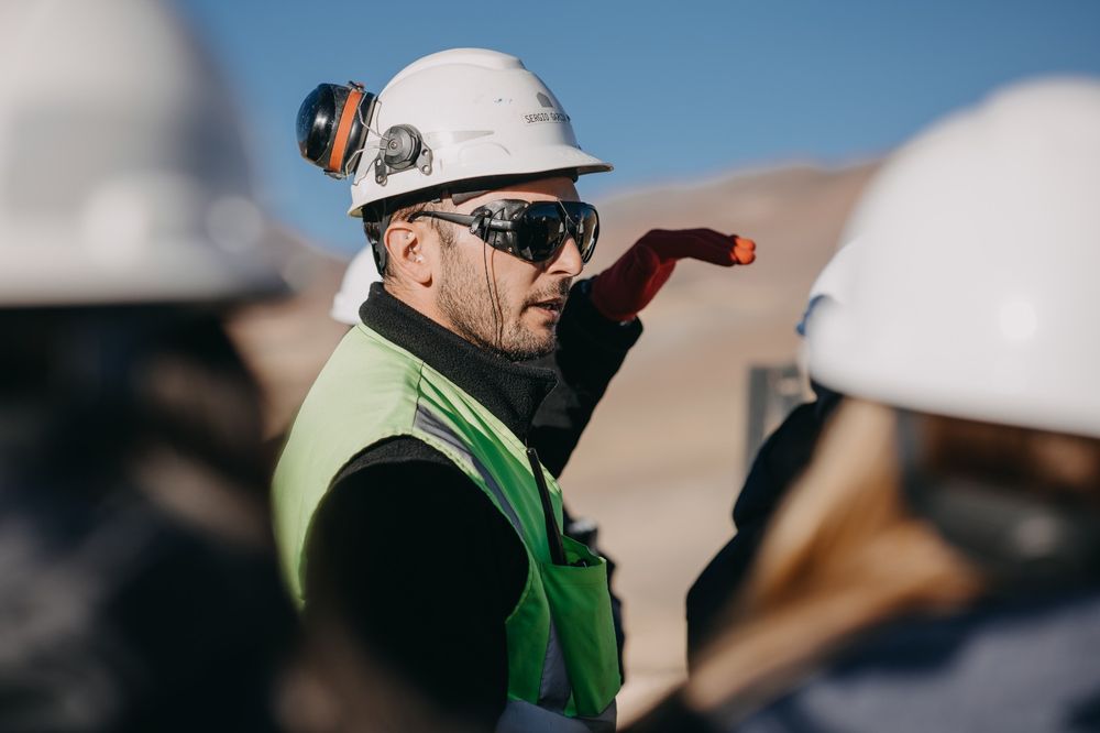 El personal sigue siendo mayoritariamente sanjuanino y argentino dentro del proyecto, aunque por su geología es binacional. 