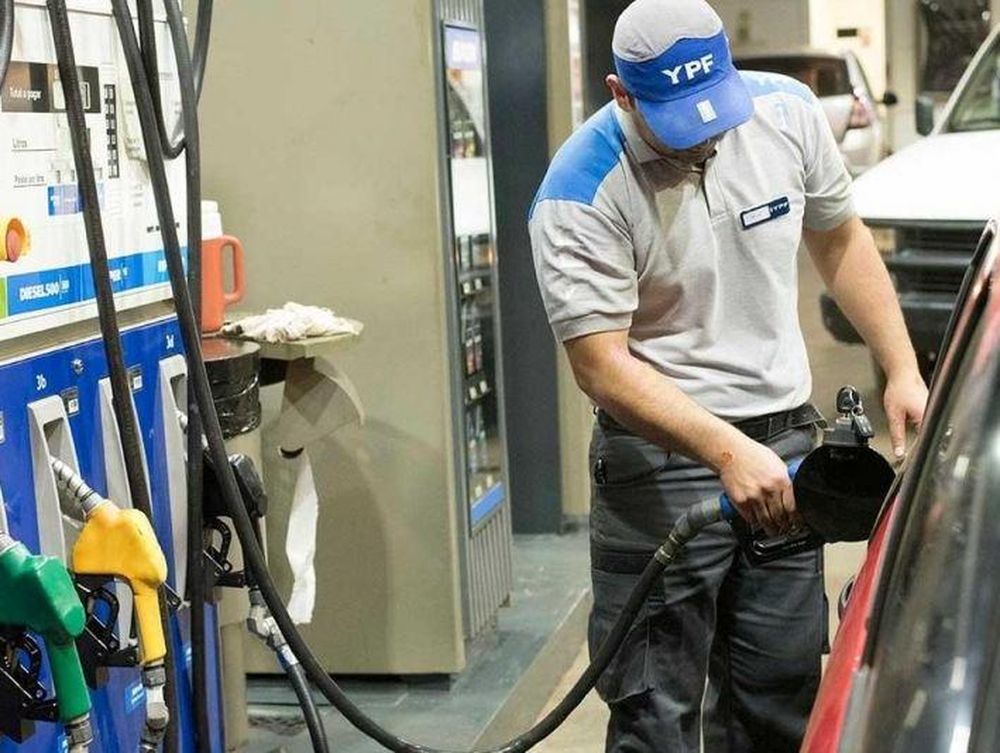 YPF aumenta 12,5% los combustibles y Massa dice que no habrá otra suba hasta el 31 de octubre
