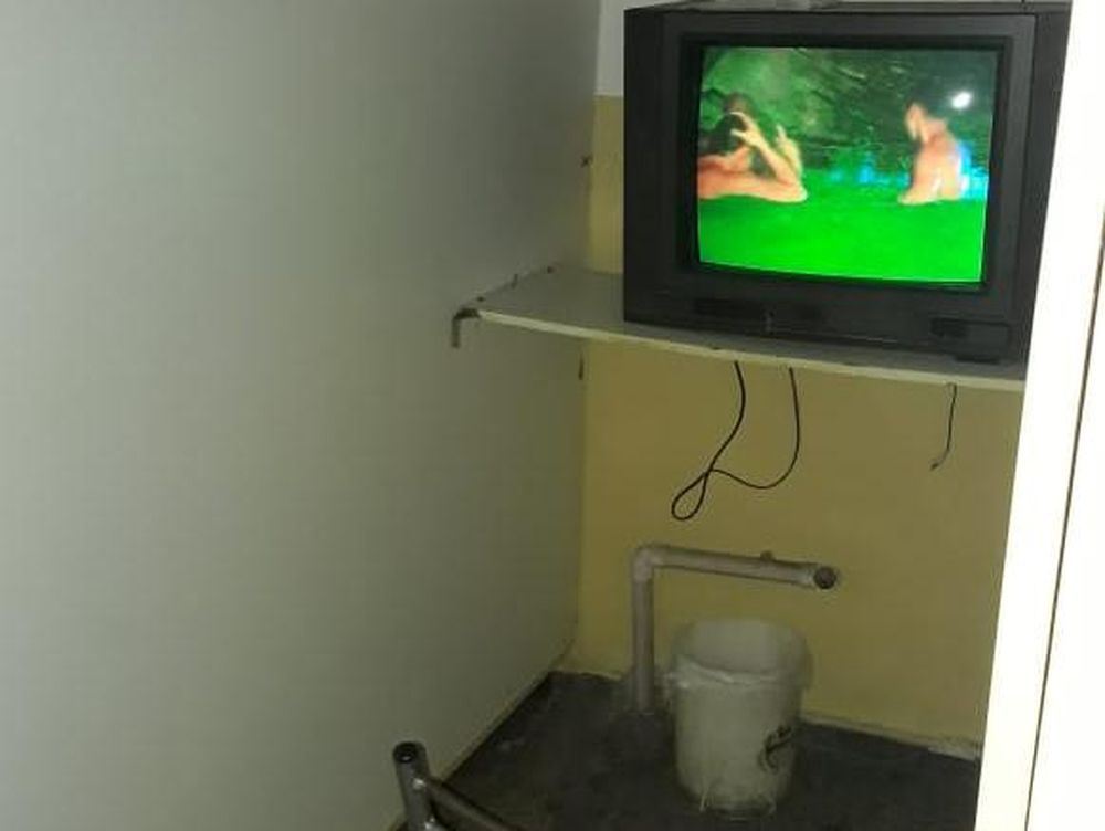 [FOTOS] Allanaron un sex shop ilegal que mostraba películas condicionadas: había 8 clientes