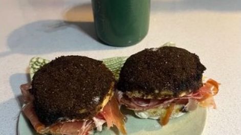 Un hombre creó un insólito sandwich de tortita negra con jamón crudo