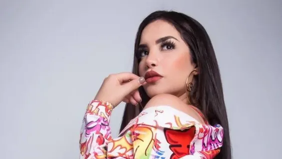 ¡Imperdible! Kimberly Loaiza en un minishort y sobre una moto