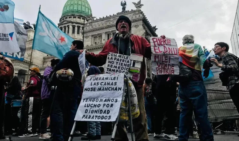 LA PREVIA. La CGT se sumó ayer a la marcha de jubilados. Hoy para por 24 horas.