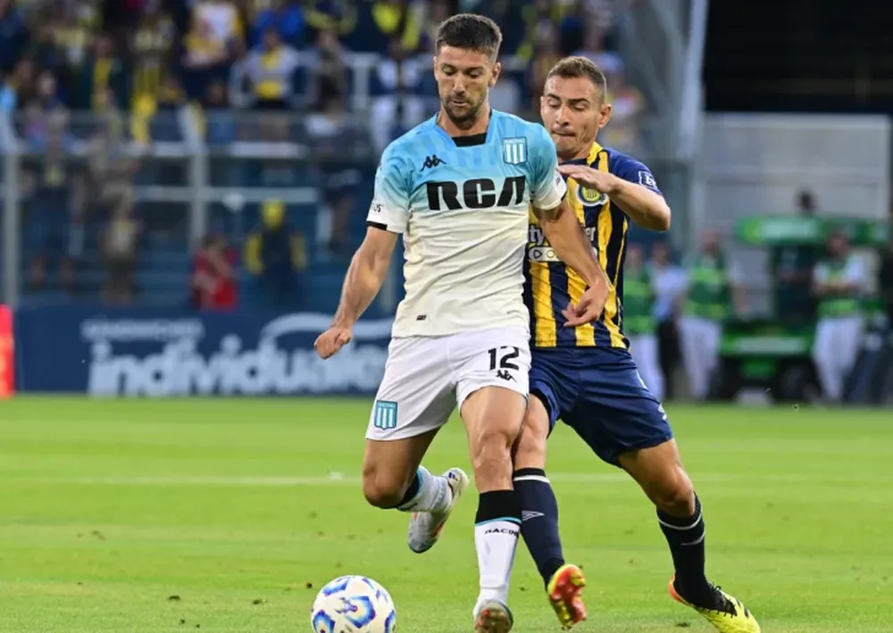 Luciano Vietto, marcado por Marco Ruben, anotó anoche su primer gol en el regreso a Racing.
