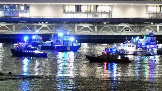 Cinco personas murieron tras la caída de un helicóptero en el East River de Nueva York