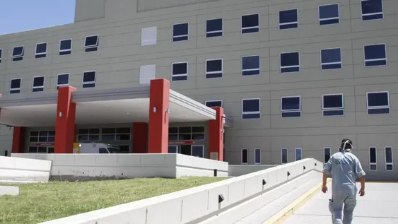 Dos menores fueron embestidos por un auto y terminaron en el hospital