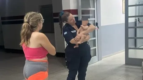 Una policía le salvó la vida a una bebé de tres meses que llegó ahogada y sin respirar a la comisaría