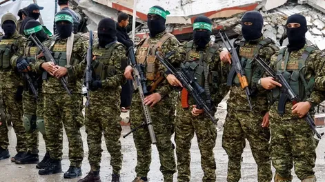 EL ALA MILITAR tiene dificultades para pagar a los combatientes, mientras que el gobierno de Gaza, dirigido desde hace tiempo por Hamás, está recortando servicios y salarios a la policía y a los empleados del ministerio