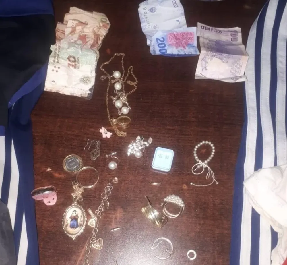 Entró a una casa a robar, cargó parte del botín en una mochila y escondió el resto en el techo