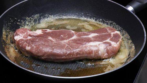 Castigo polémico: obligó a su hija vegana a cocinar carne por tirar la comida de la familia