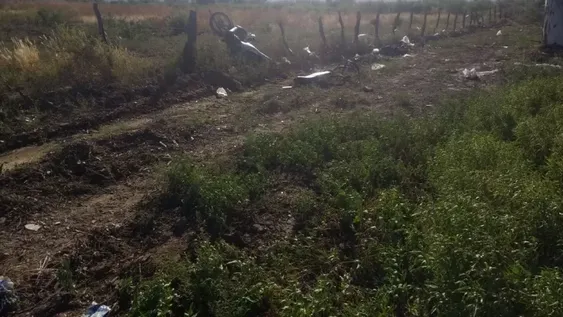 Perdió el control y dejó su moto “colgando” de un alambrado