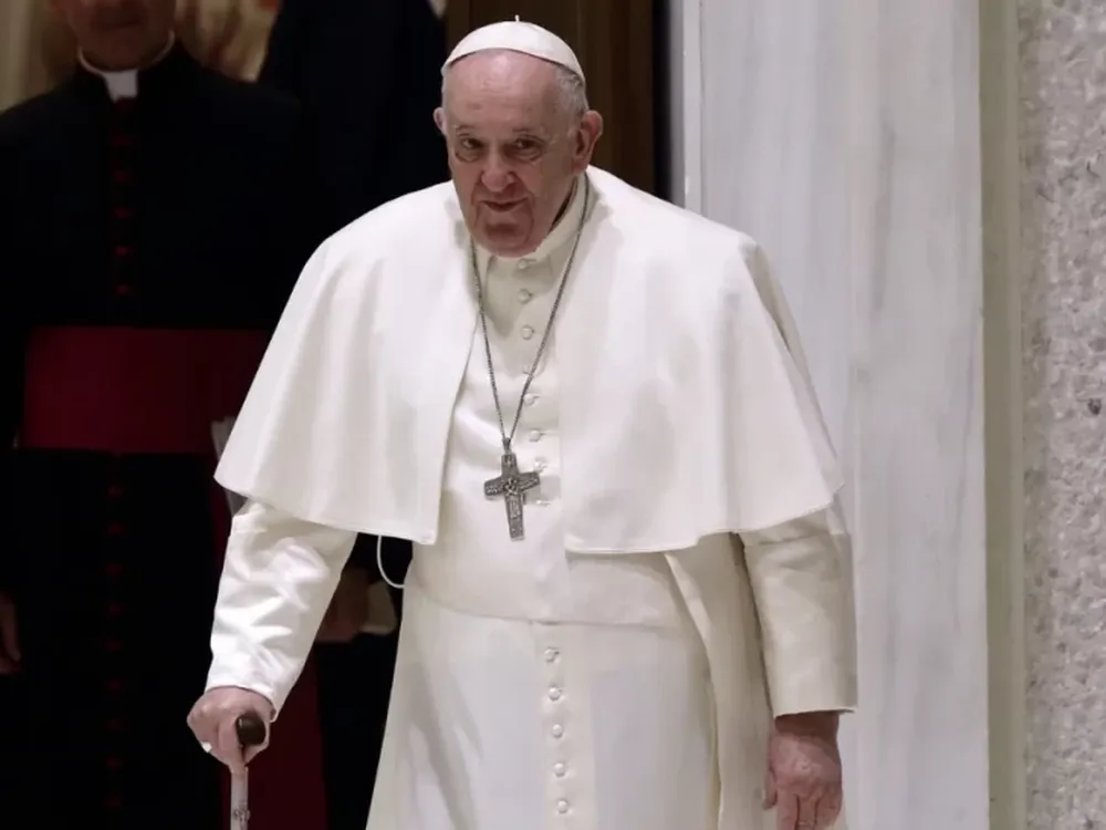 El Papa “mejora progresivamente” y retomó el trabajo tras ser operado