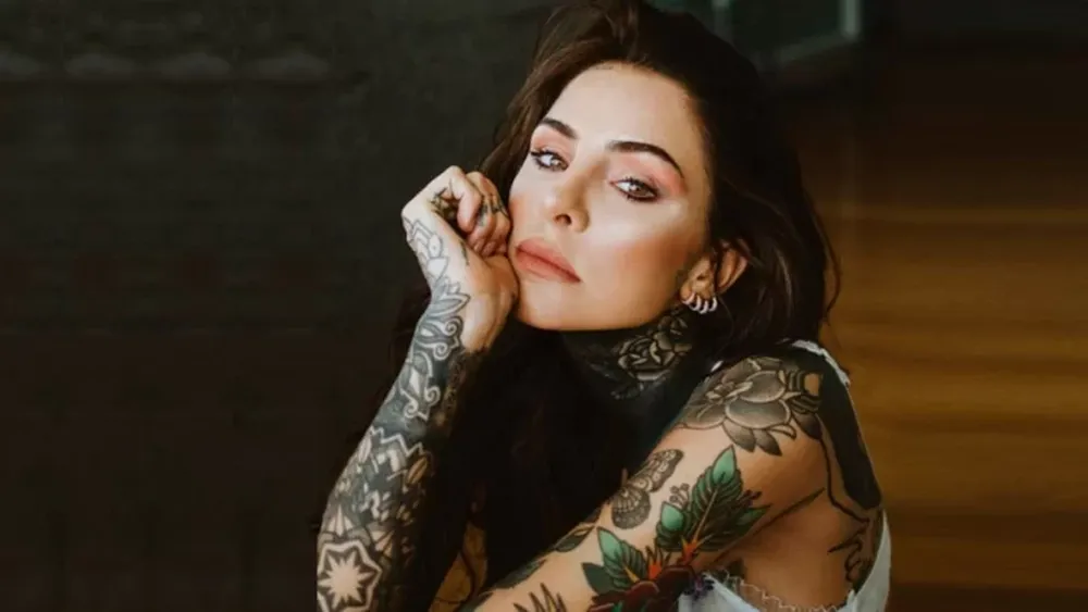 ¡Se re picó! Cande Tinelli se sacó la parte de arriba para besarse con una amiga